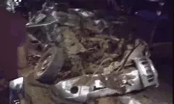 हाईवे पर खड़े ट्रक में घुसी कार के उडे परखच्चे- गाडी काटकर निकालने... हाईवे पर खड़े ट्रक में घुसी कार के उडे परखच्चे- गाडी काटकर निकालने...