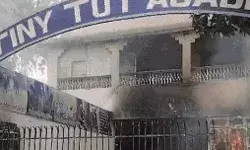 गटर में पड़ा मिला स्कूली छात्र- तोड़फोड़ कर बिल्डिंग में लगाई आग