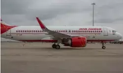 रनवे पर टग ट्रैक्टर से टकराया यात्रियों से भरा प्लेन- यात्री एवं.... रनवे पर टग ट्रैक्टर से टकराया यात्रियों से भरा प्लेन- यात्री एवं....