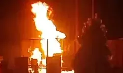 ओवरलोड से हुए फॉल्ट से ट्रांसफार्मर में लगी आग- पानी को तरसे लोग ओवरलोड से हुए फॉल्ट से ट्रांसफार्मर में लगी आग- पानी को तरसे लोग