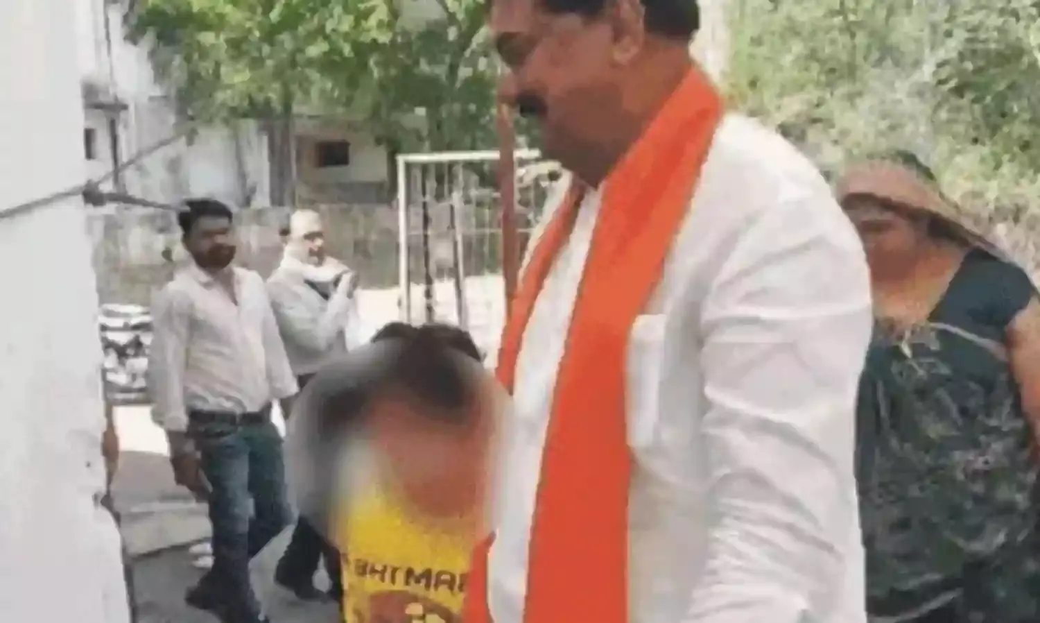पूर्व मंत्री द्वारा पोते को पोलिंग बूथ ले जाने का मामला- DEO सस्पेंड