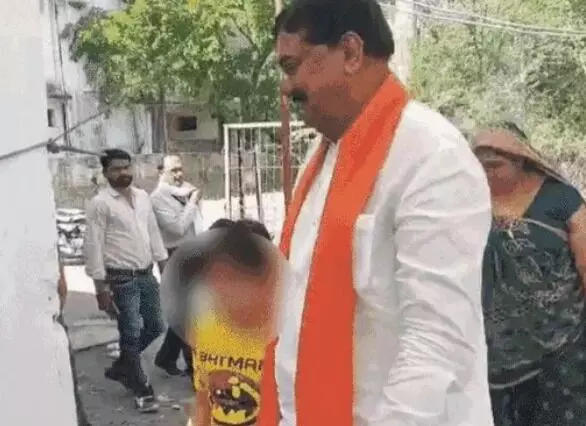 पूर्व मंत्री द्वारा पोते को पोलिंग बूथ ले जाने का मामला- DEO सस्पेंड