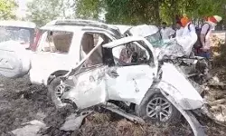 पेड़ से टकराई कार के उड़े परखच्चे- छात्र समेत चार स्टूडेंट की मौत