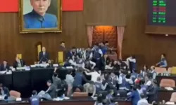 संसद में चले लात घूंसे- एक दूसरे की सांसदों ने की जमकर पिटाई