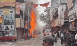 बीच बाजार 3 दुकानों में लगी आग पीछे के घरों तक पहुंची- 25 गाड़ियां बीच बाजार 3 दुकानों में लगी आग पीछे के घरों तक पहुंची- 25 गाड़ियां