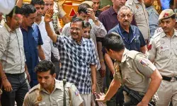 केजरीवाल का BJP दफ्तर के लिए कूच- AAP नेताओं के साथ शुरू किया मार्च केजरीवाल का BJP दफ्तर के लिए कूच- AAP नेताओं के साथ शुरू किया मार्च