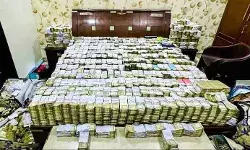 जूता कारोबारियों के घर से मिले नोटों को गिनने में हांफी मशीनें जूता कारोबारियों के घर से मिले नोटों को गिनने में हांफी मशीनें