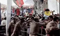 अखिलेश राहुल की सभा में बवाल- पुलिस से धक्का मुक्की- लाठीचार्ज में... अखिलेश राहुल की सभा में बवाल- पुलिस से धक्का मुक्की- लाठीचार्ज में...