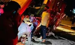 हवा में उड़ते हुए फ्लाईओवर से नीचे गिरी बस- एक पैसेंजर की मौत, 40 जख्मी हवा में उड़ते हुए फ्लाईओवर से नीचे गिरी बस- एक पैसेंजर की मौत, 40 जख्मी