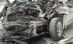 खड़ी DCM में घुसी अर्टिगा कार- मां बेटा और मौसी की मौत कार के उड़े खड़ी DCM में घुसी अर्टिगा कार- मां बेटा और मौसी की मौत कार के उड़े