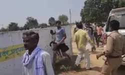 बूथ के बाहर भाजपाइयों की सपाईयों से भिड़ंत- जमकर चले लाठी डंडे