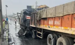 टक्कर के बाद तेज धमाके के साथ ट्रक एवं ट्राले में आग- जिंदा जला कंडक्टर टक्कर के बाद तेज धमाके के साथ ट्रक एवं ट्राले में आग- जिंदा जला कंडक्टर