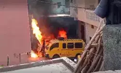 स्टार्ट करते समय हादसा- स्कूल वैन में लगी आग- दूसरी गाड़ी भी ए चपेट में स्टार्ट करते समय हादसा- स्कूल वैन में लगी आग- दूसरी गाड़ी भी ए चपेट में