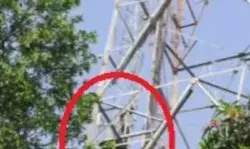 वीरू के शादी से इनकार पर मोबाइल टावर पर चढ़ी बसंती- हाई वोल्टेज ड्रामा वीरू के शादी से इनकार पर मोबाइल टावर पर चढ़ी बसंती- हाई वोल्टेज ड्रामा