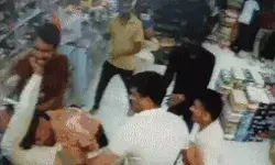 ग्राहकों को लेकर भिड़े दुकानदार- दुकान में घुसकर मारपीट- मची अफरा तफरी