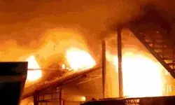 पैकेजिंग फैक्ट्री में लगी भयंकर आग- आठ गाड़ियां मौके पर पहुंची