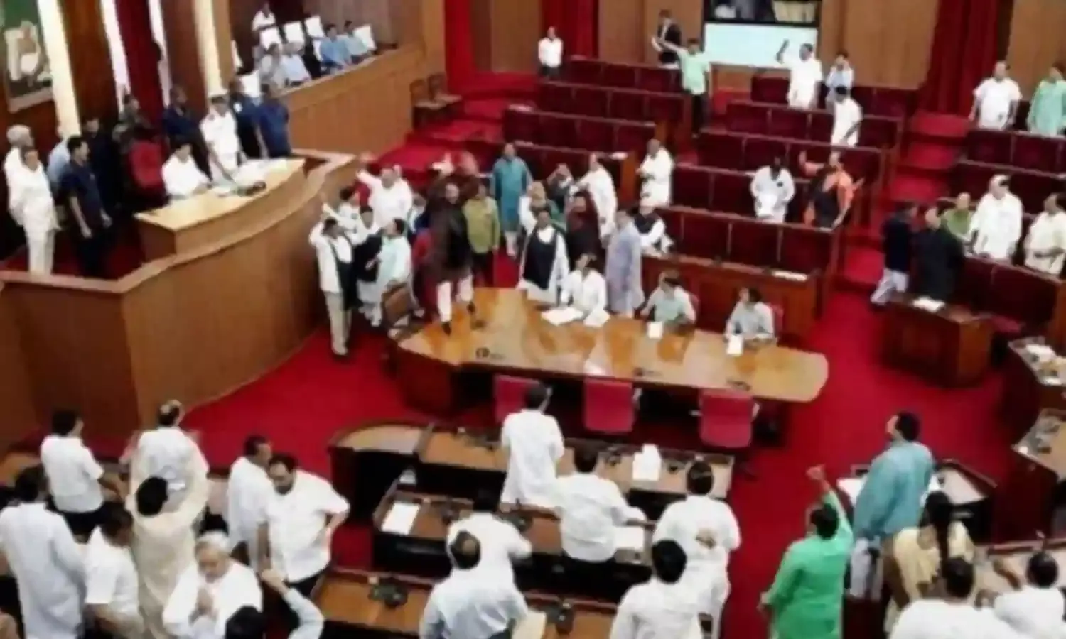 बीजेपी में गए चार दलबदलू विधायकों को कारण बताओं नोटिस