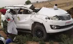 दुल्हन लेने जा रहे दूल्हे की कार बेकाबू होकर पलटी- दो लोगों की मौत दुल्हन लेने जा रहे दूल्हे की कार बेकाबू होकर पलटी- दो लोगों की मौत