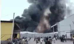 वेयरहाउस में लगी आग- फायर ब्रिगेड की कई गाड़ियां मौके पर- इलाके में... वेयरहाउस में लगी आग- फायर ब्रिगेड की कई गाड़ियां मौके पर- इलाके में...