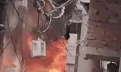 तेजाब कारोबारी के घर में लगी आग- तेजाब की कैन फटने से आग हुई विकराल