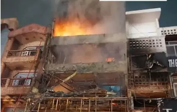 राजधानी के तीन मंजिला मॉल में लगी आग- एक महिला घायल- फायर कर्मी... राजधानी के तीन मंजिला मॉल में लगी आग- एक महिला घायल- फायर कर्मी...