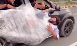 REEL के लिए कार की खिड़की पर ऐसे लटका- लोगों की हलक में अटकी सांसे REEL के लिए कार की खिड़की पर ऐसे लटका- लोगों की हलक में अटकी सांसे