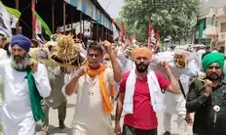 किसानों ने निकाली भाजपा उम्मीदवार की शव यात्रा- आग लगाकर क्रियाकर्म