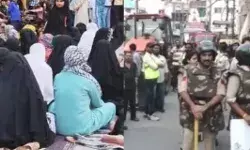 बुलडोजर एक्शन से टेंशन- मस्जिद बचाने को सड़क पर बैठी महिलाएं बुलडोजर एक्शन से टेंशन- मस्जिद बचाने को सड़क पर बैठी महिलाएं