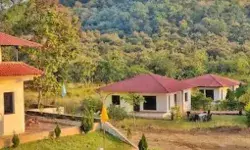 बॉर्डर पर बने रिसोर्ट में रेव पार्टी- छापे में कई हिरासत में लिए बॉर्डर पर बने रिसोर्ट में रेव पार्टी- छापे में कई हिरासत में लिए