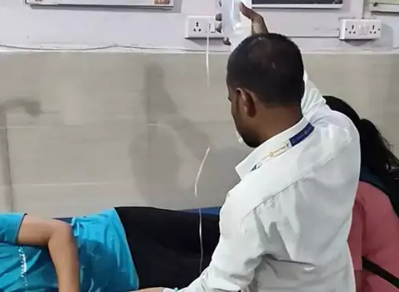 गर्मी की मार से बेहाल 3 छात्राओं की तबीयत बिगड़ी- स्टाफ लेकर पहुंचा..