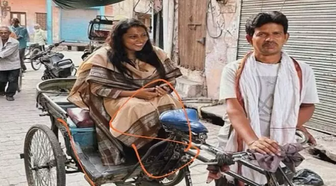 पेडल रिक्शा में सवार हुई कमिश्नर ने देखा तंग गलियों का हाल- पब्लिक की. पेडल रिक्शा में सवार हुई कमिश्नर ने देखा तंग गलियों का हाल- पब्लिक की.