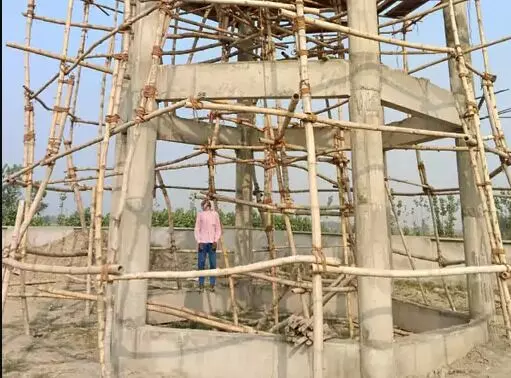 निर्माणाधीन पानी की टंकी पर लटके मिले मजदूर को देख मचा हड़कंप निर्माणाधीन पानी की टंकी पर लटके मिले मजदूर को देख मचा हड़कंप