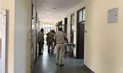 लॉकअप में कंबल काटकर लगाया फंदा-युवक ने किया सुसाइड लॉकअप में कंबल काटकर लगाया फंदा-युवक ने किया सुसाइड