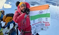 एवरेस्ट की चोटी फतह कर सत्यदीप ने राम मंदिर पोस्टर लहराया एवरेस्ट की चोटी फतह कर सत्यदीप ने राम मंदिर पोस्टर लहराया