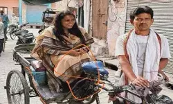 पेडल रिक्शा में सवार हुई कमिश्नर ने देखा तंग गलियों का हाल- पब्लिक की. पेडल रिक्शा में सवार हुई कमिश्नर ने देखा तंग गलियों का हाल- पब्लिक की.