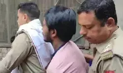 गांव वालों ने दबोचा बच्चा चोर-फिटनेस करने के बाद पुलिस को सौंपा गांव वालों ने दबोचा बच्चा चोर-फिटनेस करने के बाद पुलिस को सौंपा