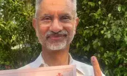 पोलिंग बूथ पर लाइन में खड़े रहे विदेश मंत्री का नहीं मिला लिस्ट में नाम पोलिंग बूथ पर लाइन में खड़े रहे विदेश मंत्री का नहीं मिला लिस्ट में नाम