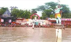 महिलाओं के चेंजिंग रूम में लगे CCTV से सब लाइव देखता था महंत