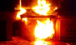 गारमेंट की दुकान में लगी आग- हुआ लाखों का नुकसान गारमेंट की दुकान में लगी आग- हुआ लाखों का नुकसान