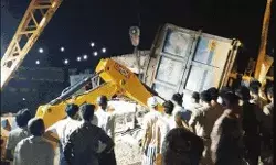 टक्कर मारने के बाद बस पर पलटा डंपर- मचा कोहराम- 11 लोगों की मौत टक्कर मारने के बाद बस पर पलटा डंपर- मचा कोहराम- 11 लोगों की मौत