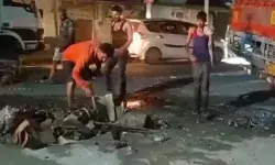 सड़क पर वही दारू की गंगधार- कैंटर पलटते ही बोतल लगे लोग लूटने