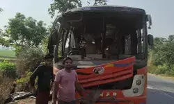 कश्मीर जा रही सवारियों से भरी बस गड्ढे मे गिरी- शीशे तोड़कर निकाले लोग कश्मीर जा रही सवारियों से भरी बस गड्ढे मे गिरी- शीशे तोड़कर निकाले लोग