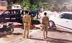 ट्रक को हटवाने पहुंची पुलिस को ढाबा संचालक ने दौड़ा दौड़ाकर पीटा ट्रक को हटवाने पहुंची पुलिस को ढाबा संचालक ने दौड़ा दौड़ाकर पीटा