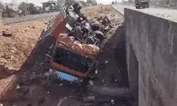 डिवाइडर तोड़कर पुलिया से नीचे गिरा ट्रक- चार लोगों की मौत- चार गंभीर डिवाइडर तोड़कर पुलिया से नीचे गिरा ट्रक- चार लोगों की मौत- चार गंभीर