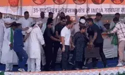 लोकसभा चुनाव 2024- राहुल गांधी की सभा का मंच धंसा- हाथ पकड़कर संभाला लोकसभा चुनाव 2024- राहुल गांधी की सभा का मंच धंसा- हाथ पकड़कर संभाला