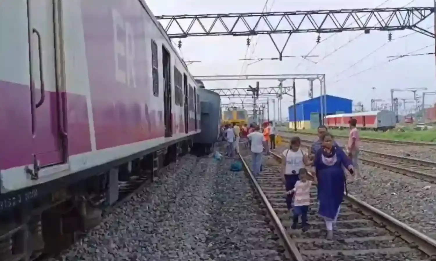 प्लेटफार्म पर जा रही ट्रेन हुई बेपटरी- ट्रैक पर रेल गाड़ियों का...