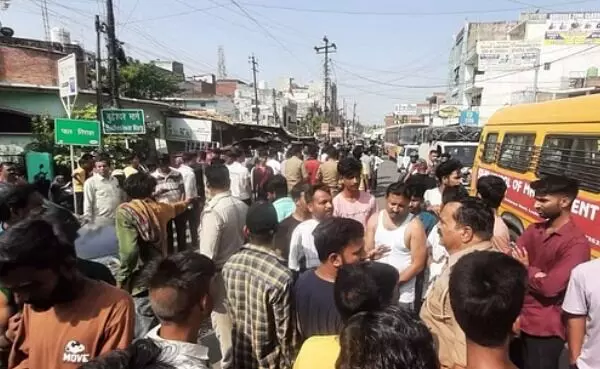 बिजली कटौती से उबाल- उपकेंद्र पर हमला कर तोड़फोड़- लाइनमैन की पिटाई बिजली कटौती से उबाल- उपकेंद्र पर हमला कर तोड़फोड़- लाइनमैन की पिटाई