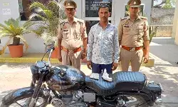 बुलेट बाइक के साथ पुलिस के हत्थे चढ़े लुटेरे से हथियार भी बरामद बुलेट बाइक के साथ पुलिस के हत्थे चढ़े लुटेरे से हथियार भी बरामद