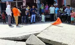 तेज धमाके के साथ फट गई आरसीसी रोड- ब्लास्ट की आवाज को सुनकर.... तेज धमाके के साथ फट गई आरसीसी रोड- ब्लास्ट की आवाज को सुनकर....