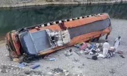 सवारियों को लेकर जा रही बस खाई में गिरी- 20 लोगों की मौत- दो दर्जन सवारियों को लेकर जा रही बस खाई में गिरी- 20 लोगों की मौत- दो दर्जन